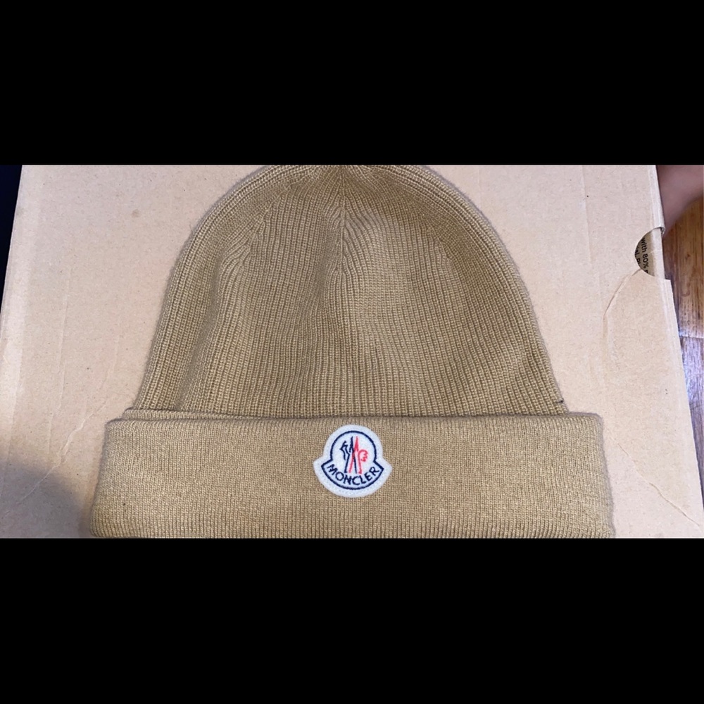 Moncler hat